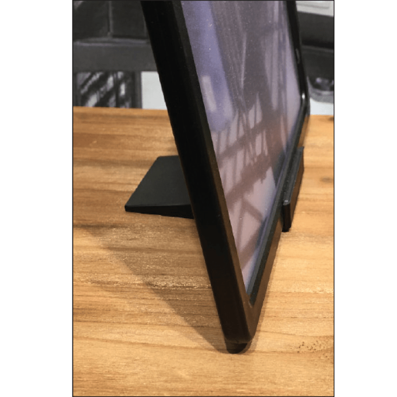 Muovinen pöytäteline. L 6 x S 7,5 cm, kyltinpidike, muovirunkoihin, musta