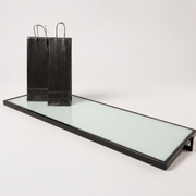 HAPPY! - Kyltelytysteline huurretulla lasihyllyllä. Musta