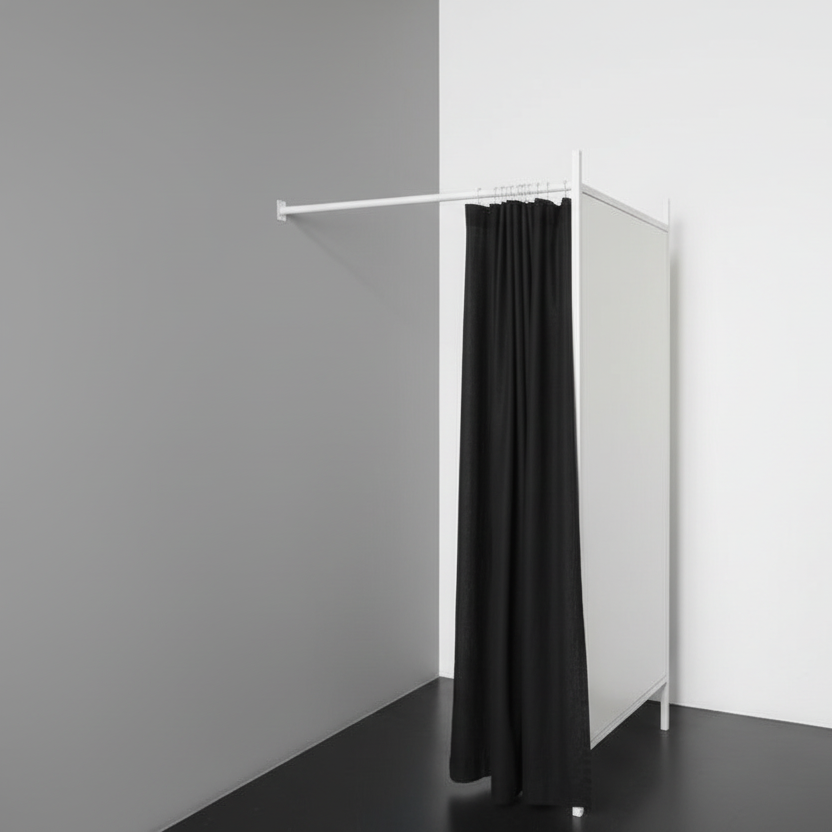 Yksipuolinen sovituskoppi. Valkoinen runkosetti, sisältää 1 mustan verhon ja valkoisen levyn. L 100 x S 100 x K 210 cm.