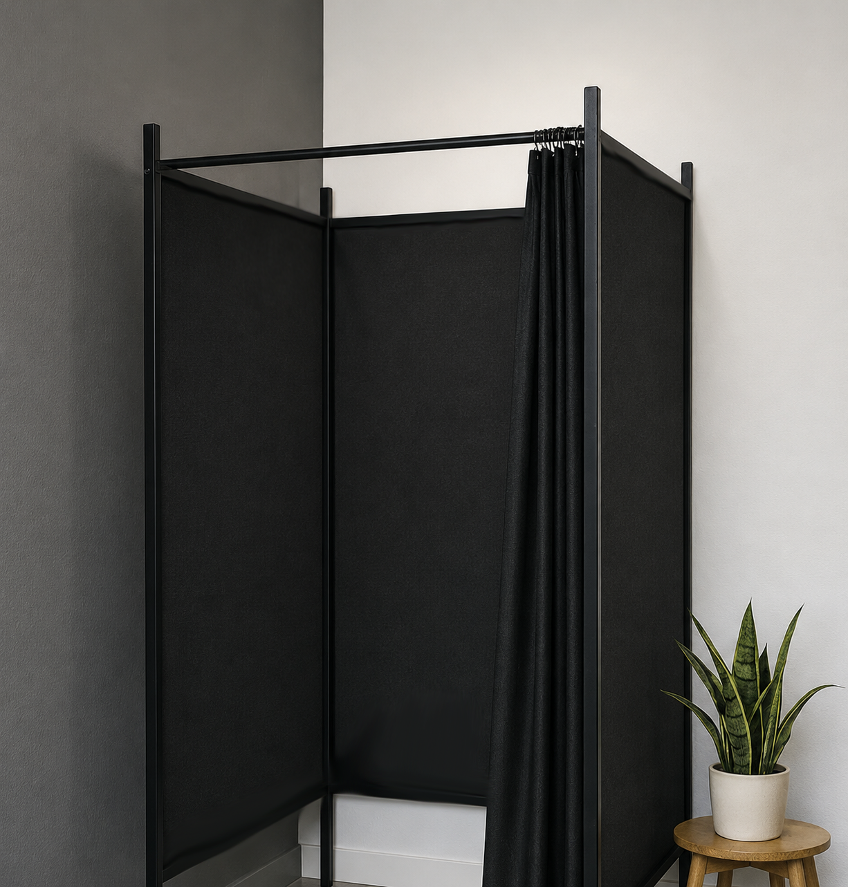 3-sidet prøverum. Sæt med stel i sort, inkl.1 forhæng i sort, stofsider i sort. B 100 x D100 x H 210 cm.