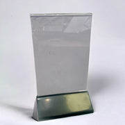 Skilteholder inkl. A6 akryl med sort plastik fod.10,5 x 6,5 x H 19 cm.