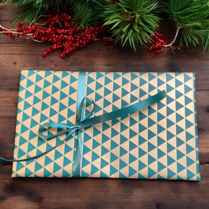 Joulupaperi B 50 cm. Kulta kolmioilla, 50 cm x 100 mtr *