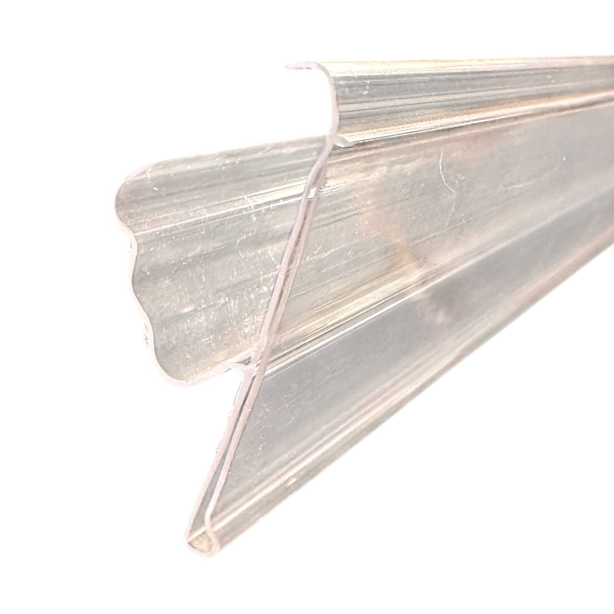 Kirkkaasta muovista oleva hyllynreunalista hyllynpidikkeellä – 98,8 cm x H3,9 cm