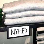Sort metal indstiksplade til hyldeforkant