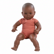 Baby mannequin 60 cm i mørk hudfarve
