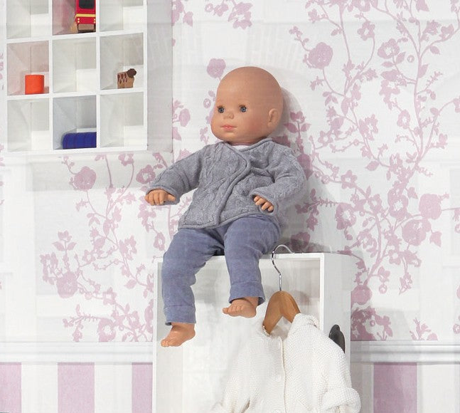 Baby mannequin i lys hudfarve i butiksmiljø