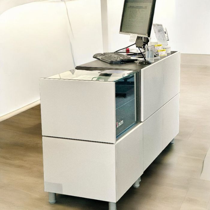 Bankodisk-setti, 2 levyä ja etulevyä, kokonaiskorkeus 93 cm, pituus 170 cm, 1 siirrettävä hylly ja lukittava laatikko.