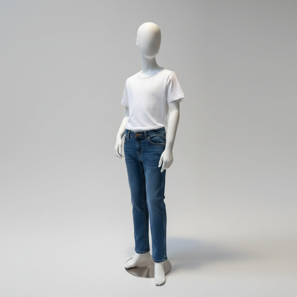 Hvid børnemannequin 12-14 år med hoved i butiksmiljø