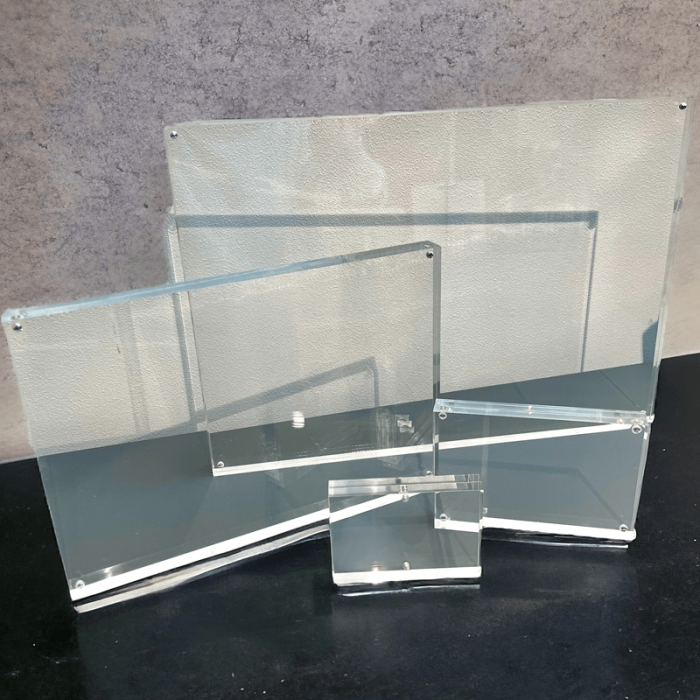 Magnetisk skilteholder, A6, B 10 x D 2 x H 15 cm, klar akryl