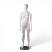 Teini-ikäinen mallinukke, tyttö. Korkeus 166 cm.