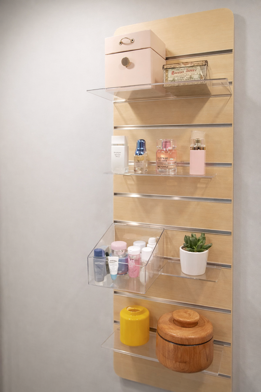 Pientavallinen raitulevyllä varustettu säilytys seinä tarvikkeineen