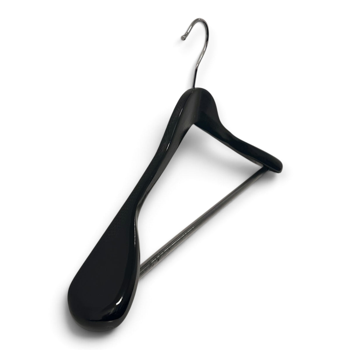 Kallistettu vaatehenkari, musta - B 45 cm.