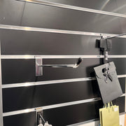 Kulmapaikka paneelia varten, kromi, 30 cm. Ø 6 mm, musta pääty