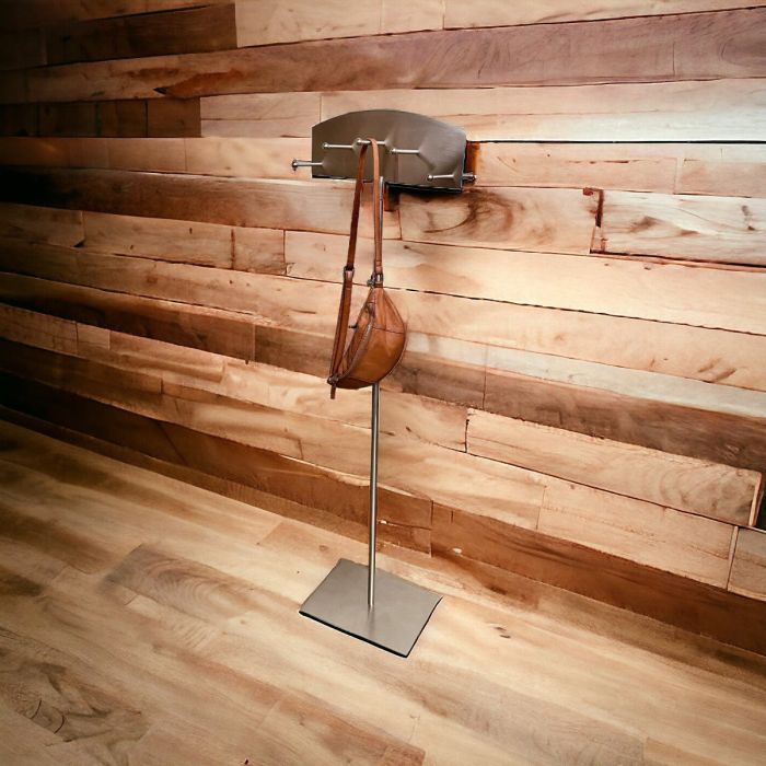 Ripustettava teline harjatusta satiinista. Korkeus 121–141 cm.