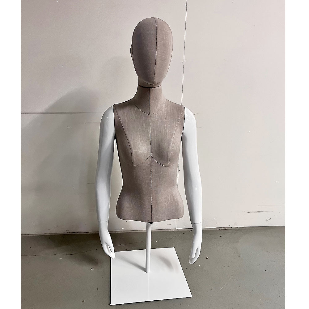 Naisten yläosa, lyhyt - torso pään kanssa verkolla, egghead, korva pellavanvärisellä. Metallijalusta. Valkoinen high gloss. Pehmeät kädet. Pöytänäyttöä varten