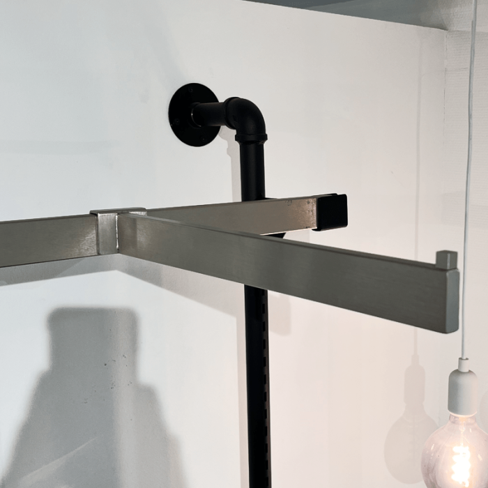 Suora eturipustin koristotankoon. Harjattu satiini. B-MT