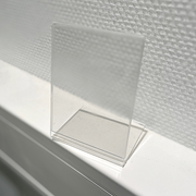 Pöydän kilpilintutin, viisto A7 paitsi 2mm. (Kilven mitat L7,4 cm K10,3 cm)