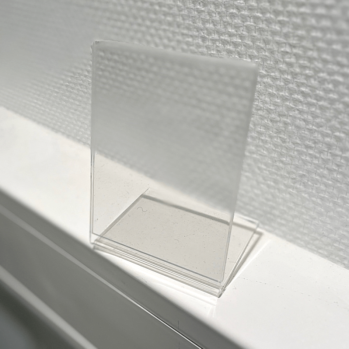 Pöydän kilpilintutin, viisto A7 paitsi 2mm. (Kilven mitat L7,4 cm K10,3 cm)