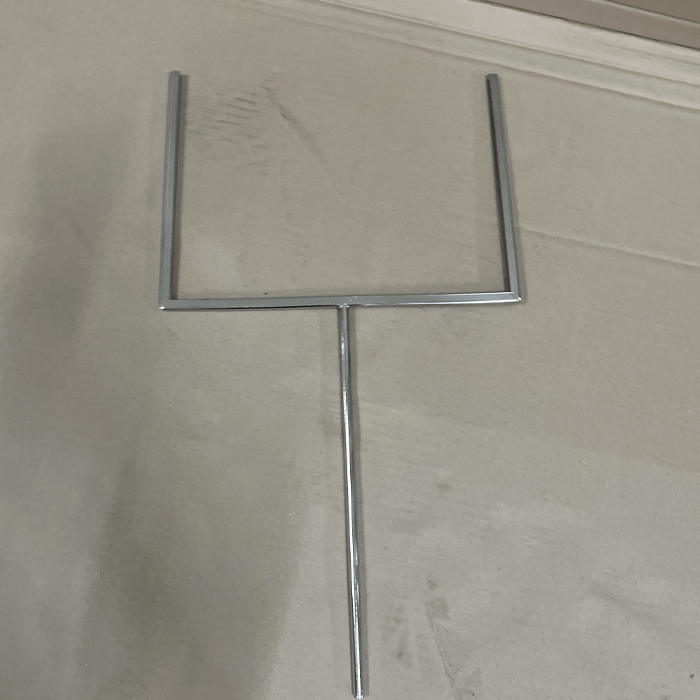 Kylttiteline. Metalli A4. avoin ylhäältä. Kromi. Ilman kierrettä. Hieman vinossa