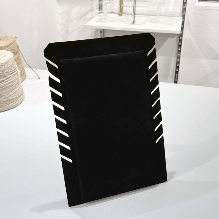 Halssmykkedisplay. 8 kæder. 19 x H28 cm. Sort Flock