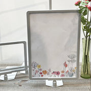 Skyltteline, A4, sisätaitettava levy, muovi, vaaleanharmaa