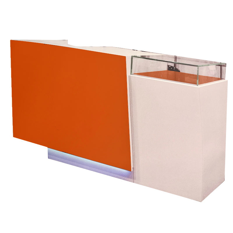 Valkoinen levy lasinäytöllä. Oranssi etulevy