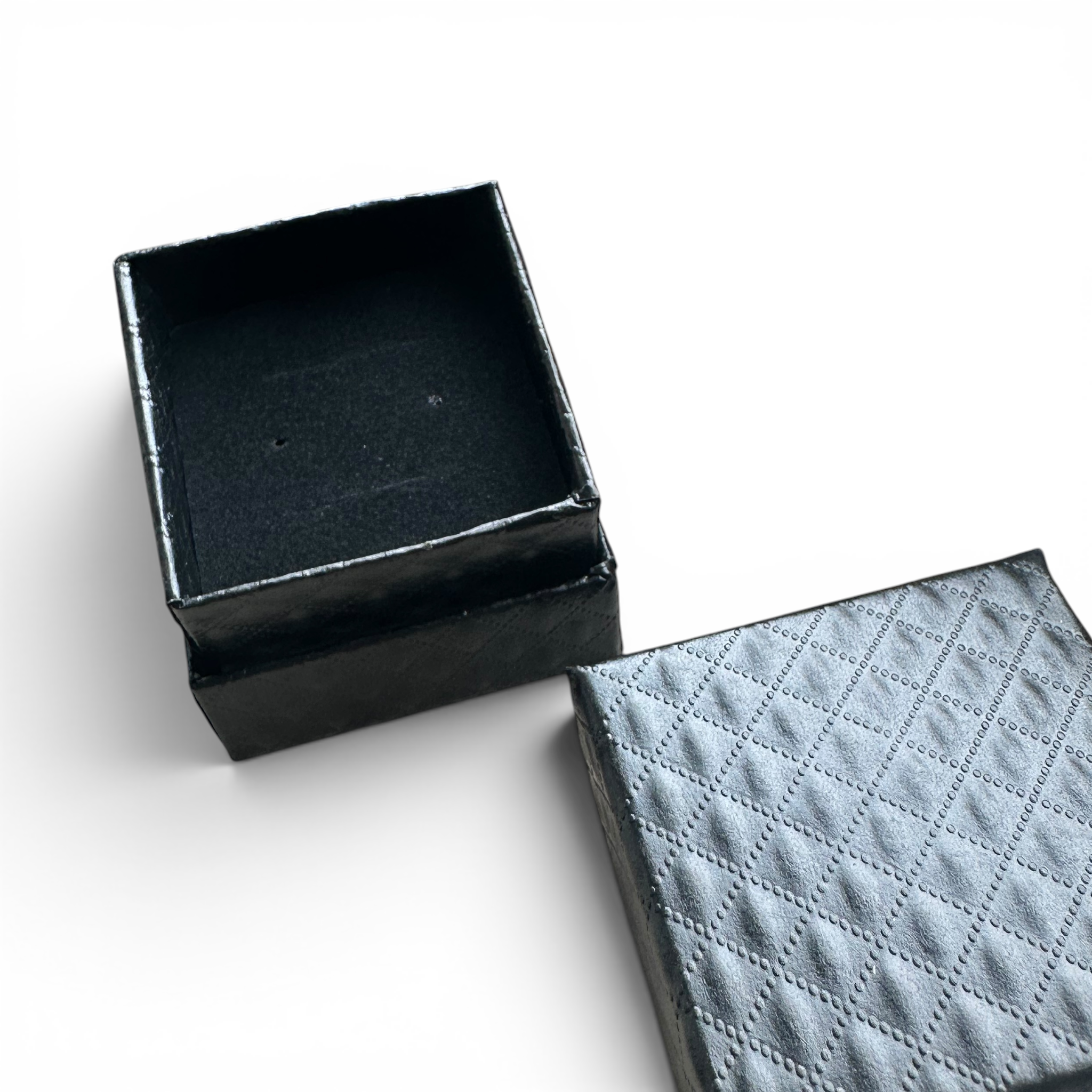 Korurasia. Musta. 5 x 5 x K 3 cm. - 20 kpl. Hinta näytetty/kpl.