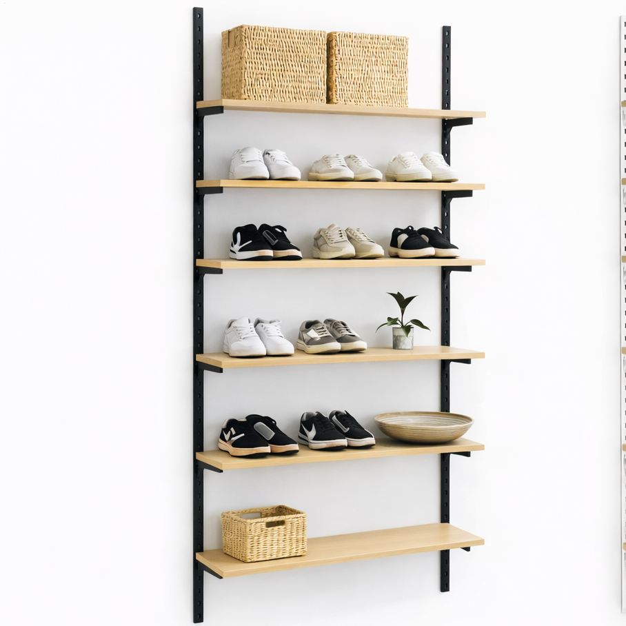 Framework-7. Vægskinne i sort, sæt med hylder som vist.