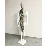 Damemannequin - torso med hoved m. net, egghead, øre i hørfarvet. Metal fodplade. Hvid high gloss. Luffehænder.