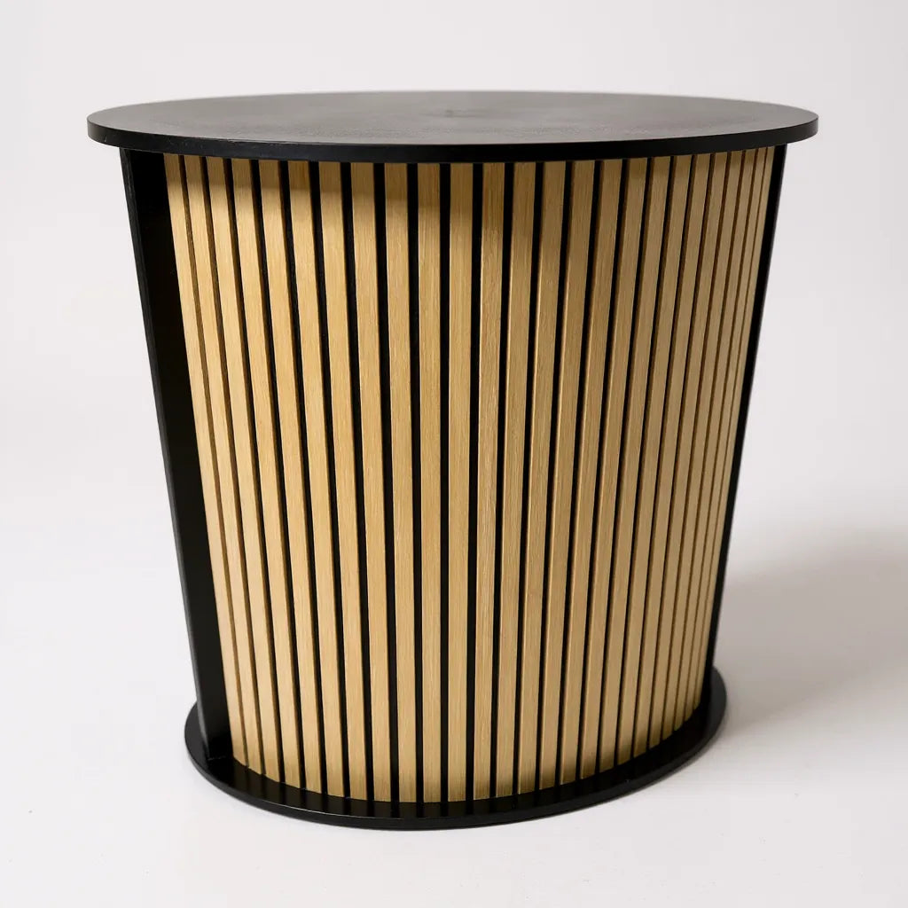 Buet disk med hylde. Front med akustikplade / trælameller. B104 x D43 x H105 cm.