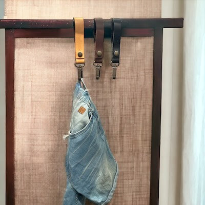 Læderstrop med karabinhage. Fås i 4 farver