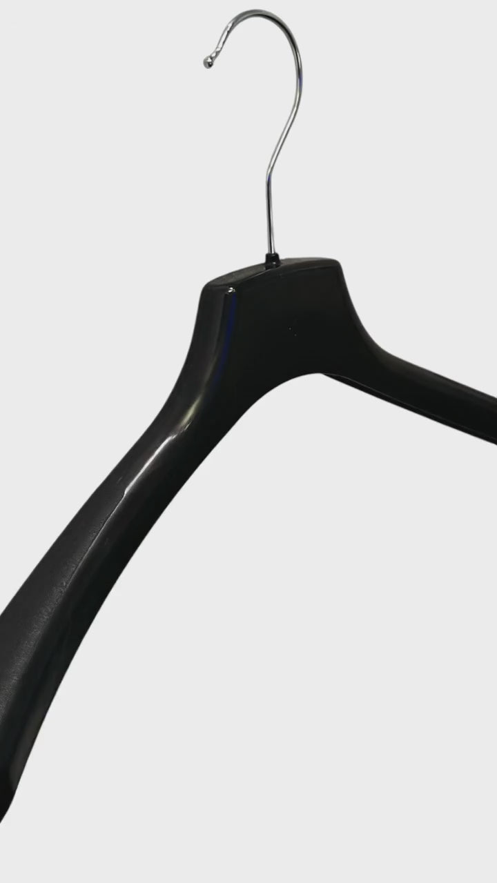 Indlæs video: Kraftig jakkebøjle, plast, sort, 42 cm, skulder 4,0 cm, pakket med 125 stk. Letvægt